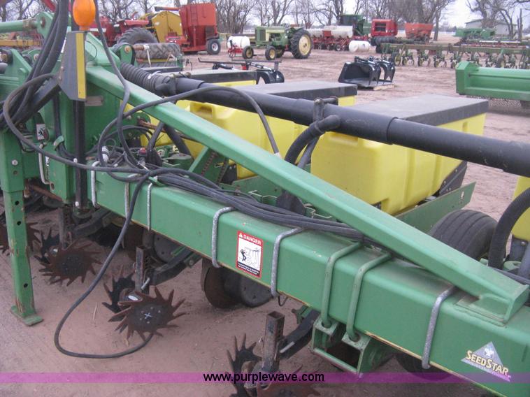 image for item H4297 2003 John Deere 1720 Integral Stack-Fold planter