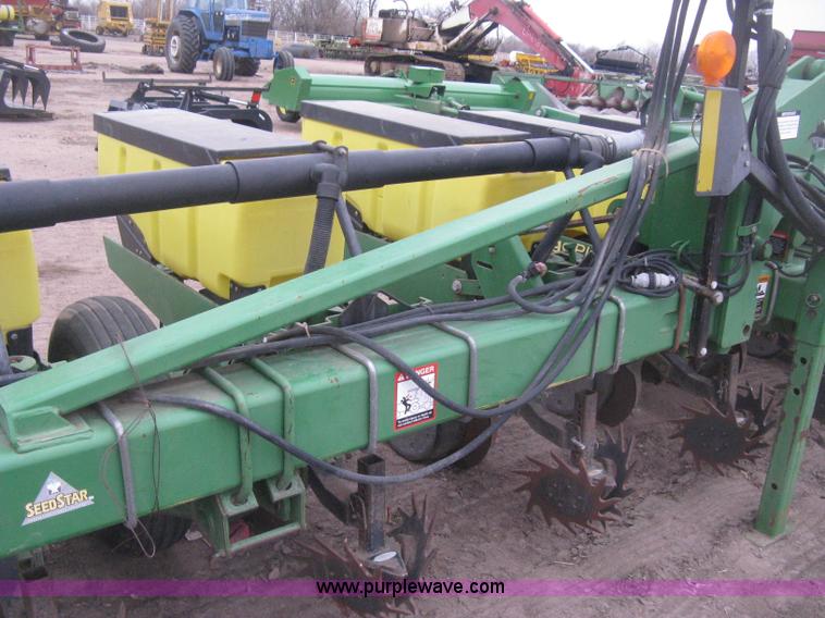 image for item H4297 2003 John Deere 1720 Integral Stack-Fold planter