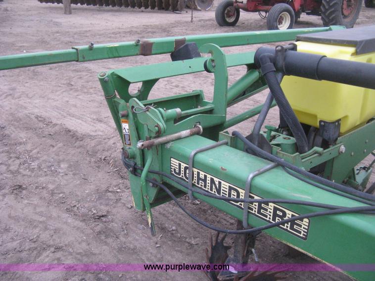 image for item H4297 2003 John Deere 1720 Integral Stack-Fold planter