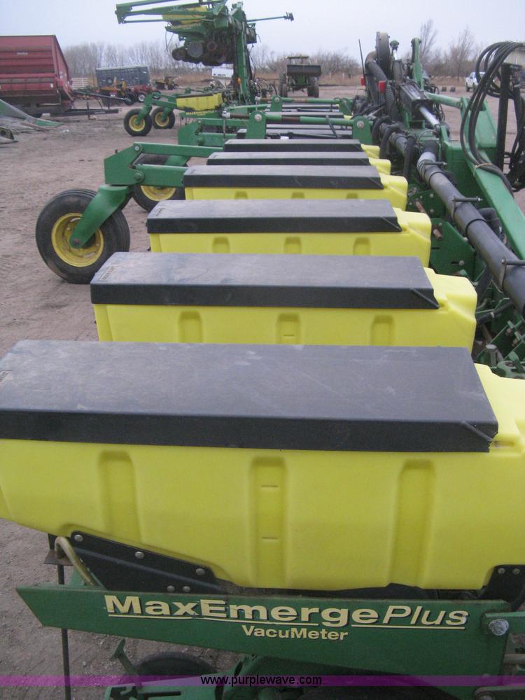 image for item H4297 2003 John Deere 1720 Integral Stack-Fold planter