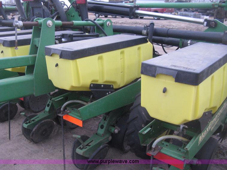 image for item H4297 2003 John Deere 1720 Integral Stack-Fold planter