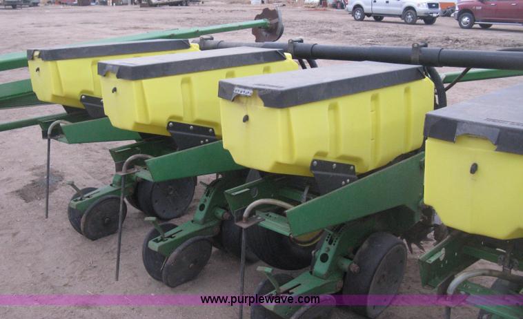 image for item H4297 2003 John Deere 1720 Integral Stack-Fold planter