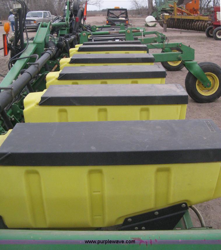 image for item H4297 2003 John Deere 1720 Integral Stack-Fold planter