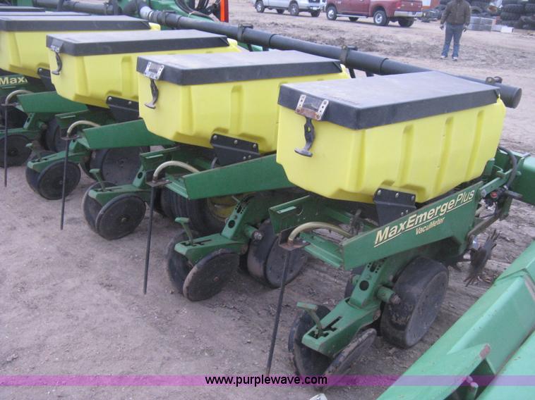 image for item H4297 2003 John Deere 1720 Integral Stack-Fold planter
