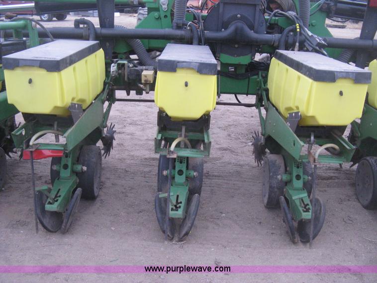 image for item H4297 2003 John Deere 1720 Integral Stack-Fold planter