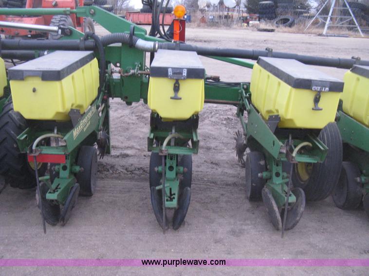 image for item H4297 2003 John Deere 1720 Integral Stack-Fold planter