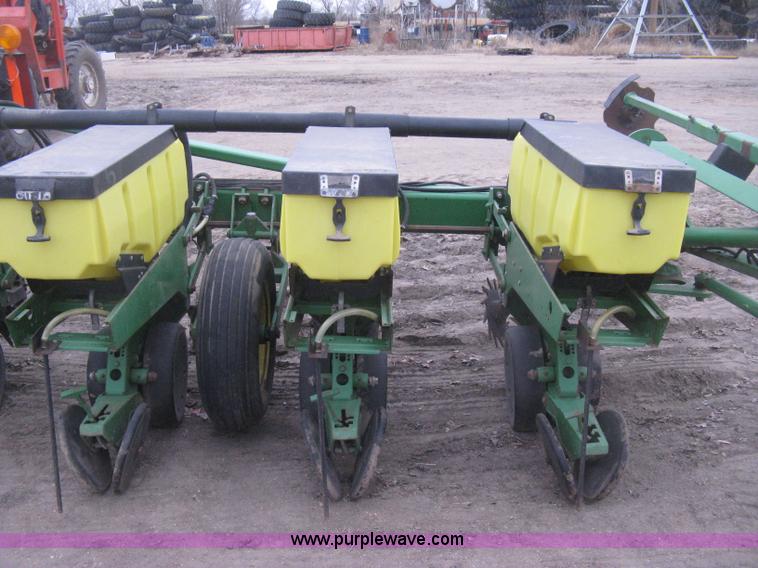 image for item H4297 2003 John Deere 1720 Integral Stack-Fold planter