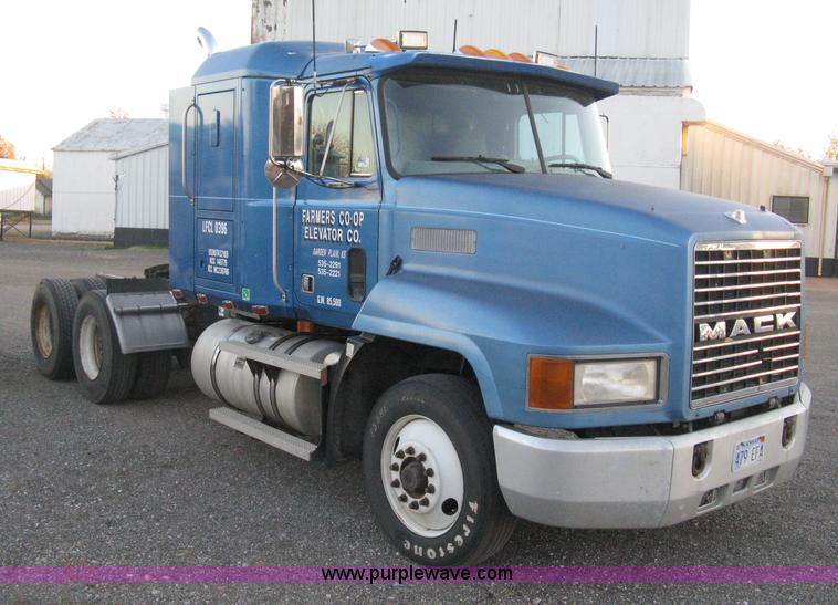 image for item H4376 1993 Mack CH613 Elite semi truck