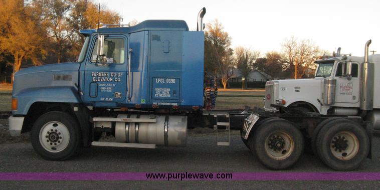 image for item H4376 1993 Mack CH613 Elite semi truck