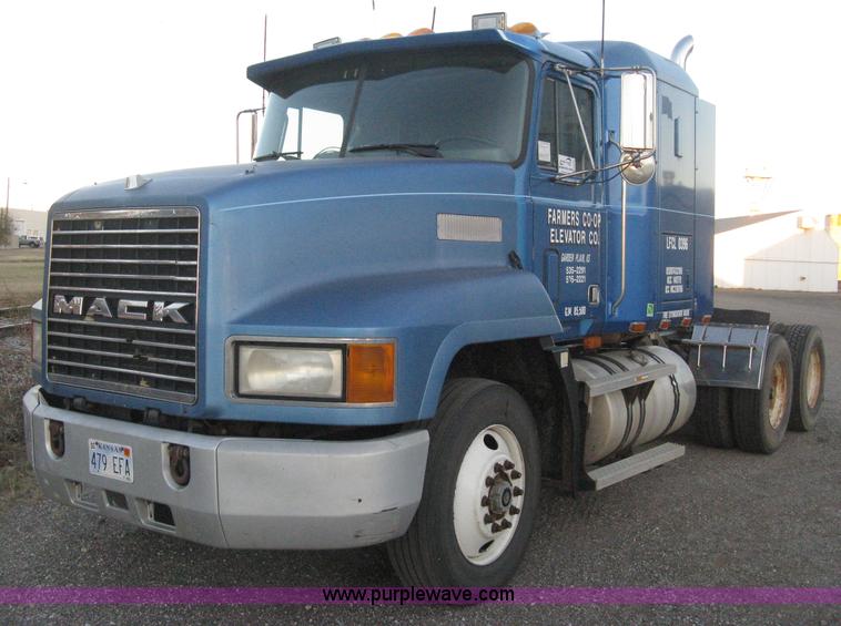 image for item H4376 1993 Mack CH613 Elite semi truck