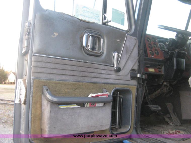 image for item H4376 1993 Mack CH613 Elite semi truck