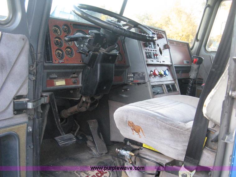 image for item H4376 1993 Mack CH613 Elite semi truck