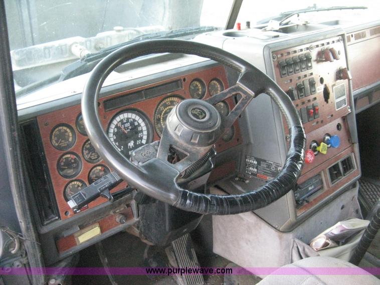 image for item H4376 1993 Mack CH613 Elite semi truck