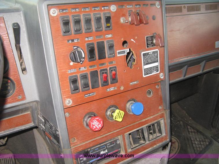 image for item H4376 1993 Mack CH613 Elite semi truck