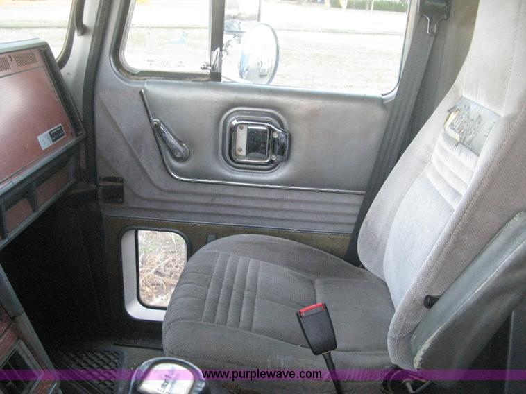 image for item H4376 1993 Mack CH613 Elite semi truck