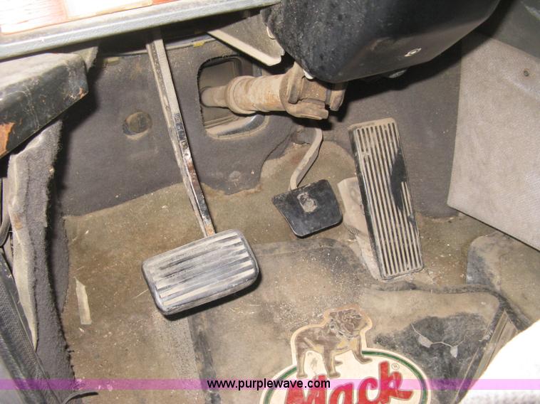 image for item H4376 1993 Mack CH613 Elite semi truck