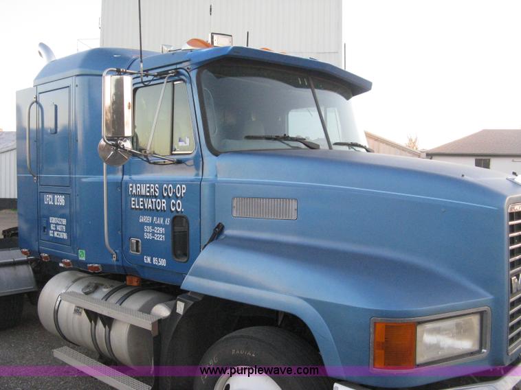 image for item H4376 1993 Mack CH613 Elite semi truck