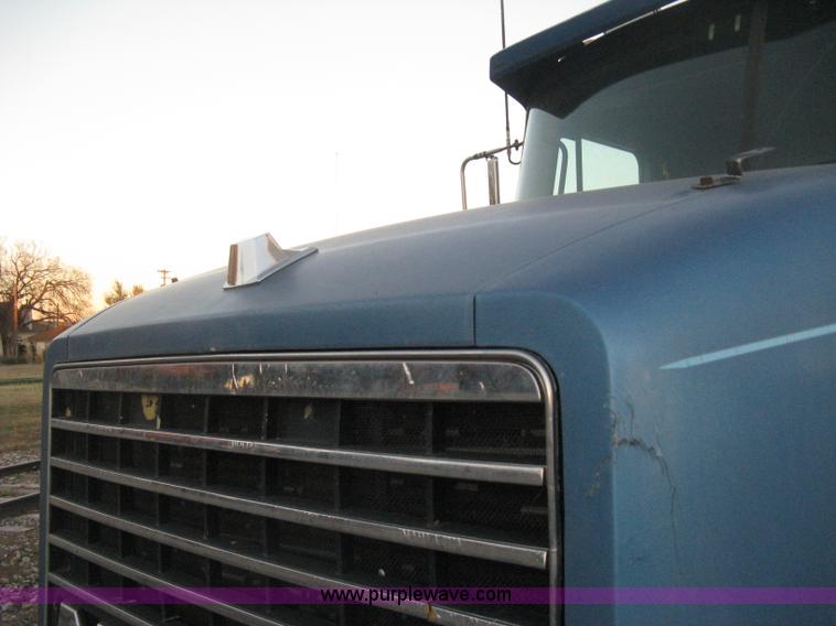 image for item H4376 1993 Mack CH613 Elite semi truck