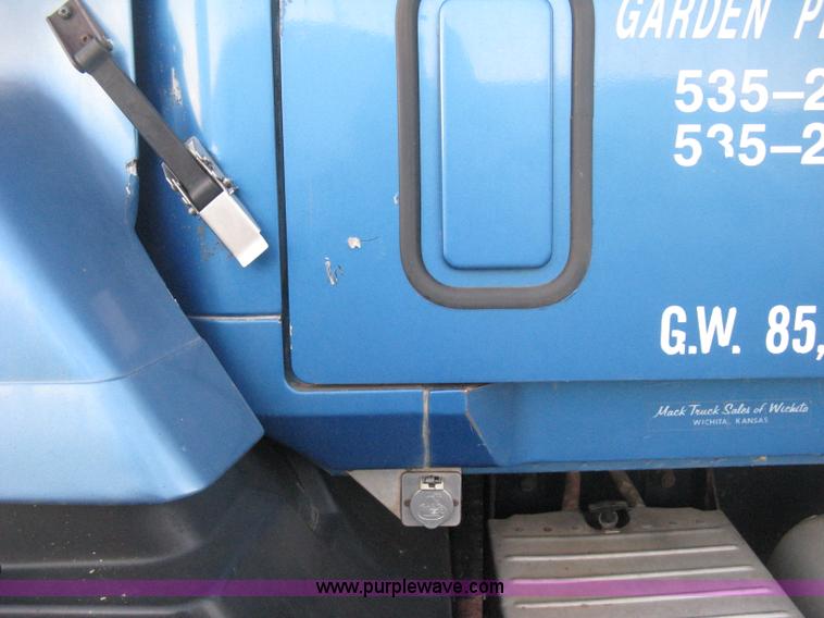 image for item H4376 1993 Mack CH613 Elite semi truck