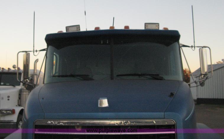 image for item H4376 1993 Mack CH613 Elite semi truck