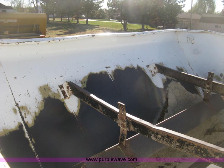 image for item H4378 1991 Mertz 4250 dry spreader truck