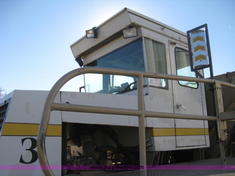 image for item H4379 1990 Mertz 4250 dry spreader truck