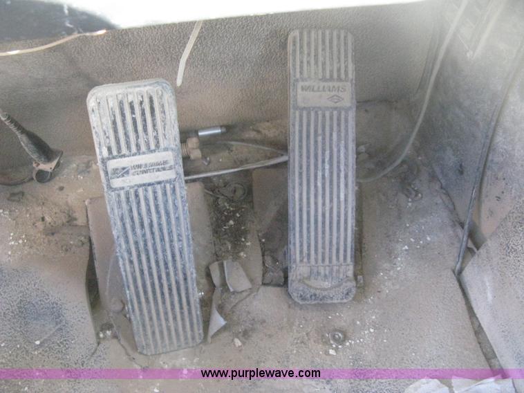 image for item H4379 1990 Mertz 4250 dry spreader truck