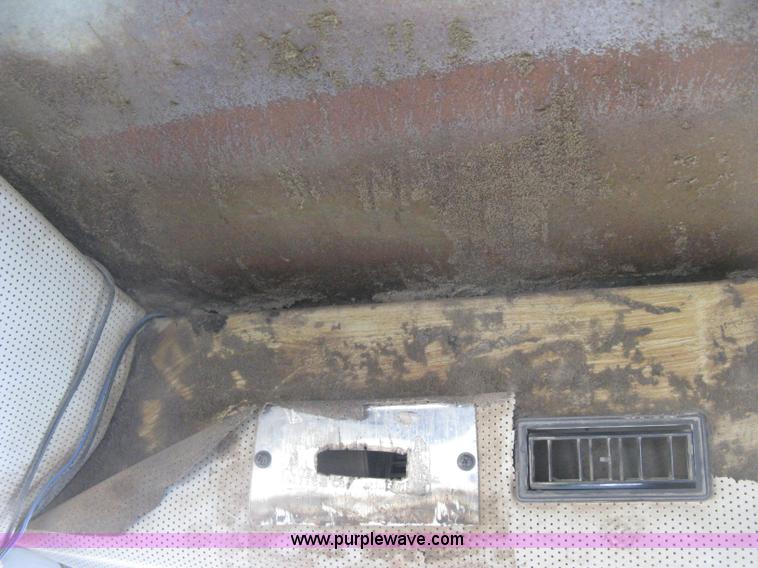 image for item H4379 1990 Mertz 4250 dry spreader truck