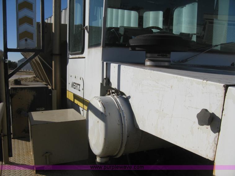 image for item H4379 1990 Mertz 4250 dry spreader truck