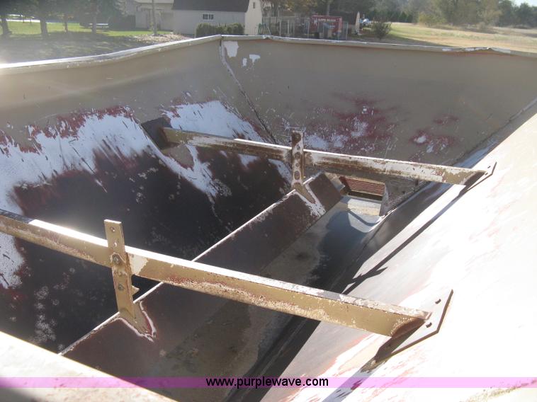 image for item H4379 1990 Mertz 4250 dry spreader truck