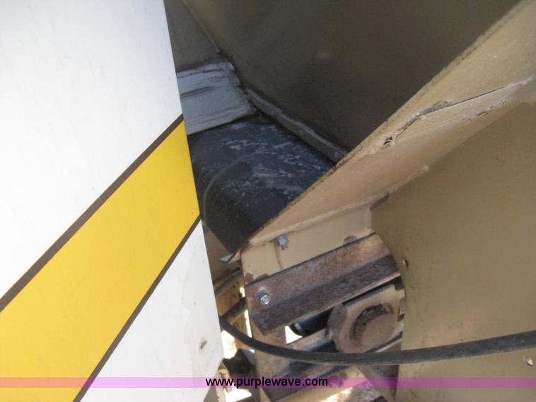 image for item H4379 1990 Mertz 4250 dry spreader truck