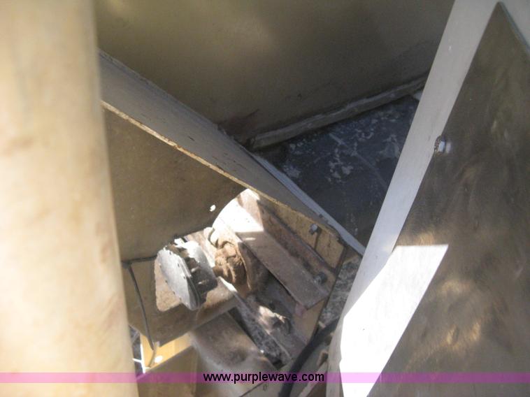 image for item H4379 1990 Mertz 4250 dry spreader truck