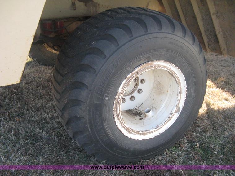 image for item H4379 1990 Mertz 4250 dry spreader truck