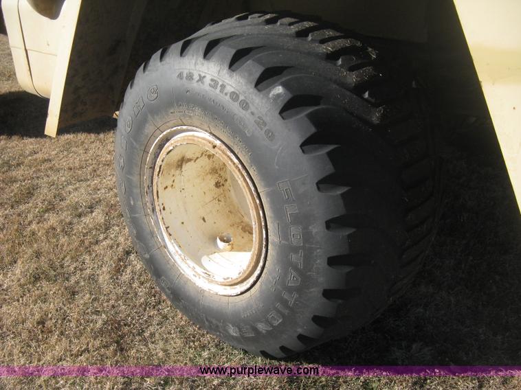 image for item H4379 1990 Mertz 4250 dry spreader truck