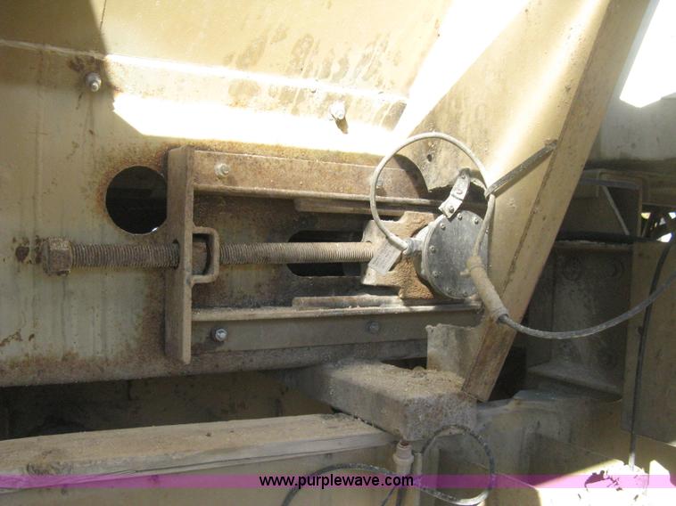 image for item H4379 1990 Mertz 4250 dry spreader truck