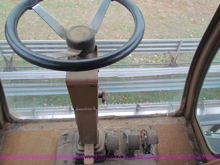 image for item H7258 Gleaner L2 combine