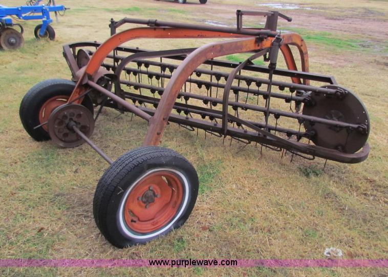 image for item H7259 New Idea 9' hay rake