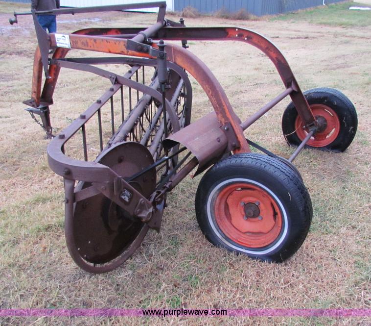 image for item H7259 New Idea 9' hay rake