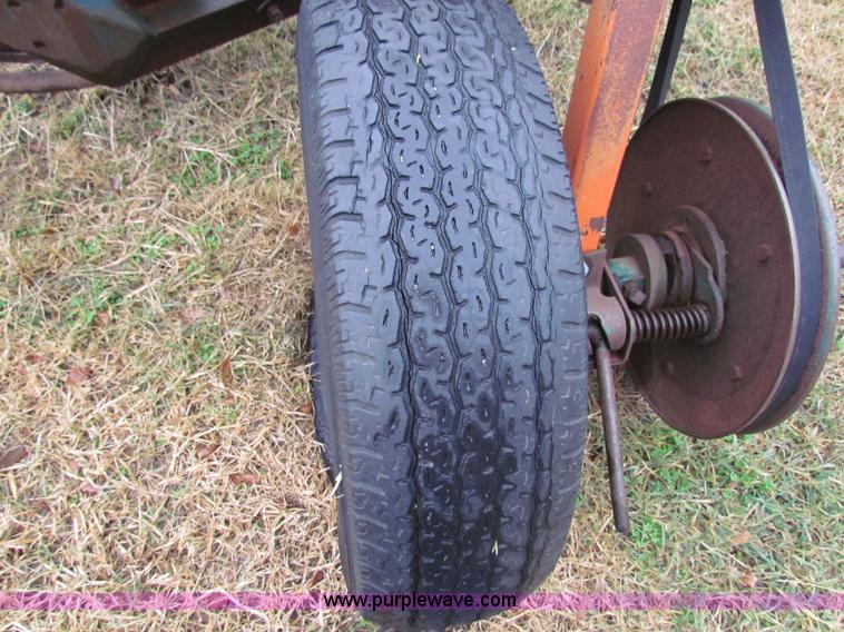 image for item H7259 New Idea 9' hay rake