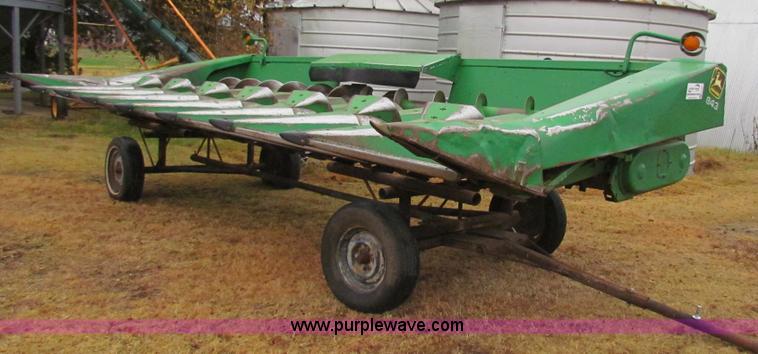 image for item H7264 John Deere 843 corn head
