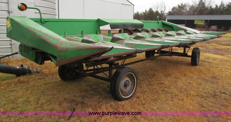 image for item H7264 John Deere 843 corn head