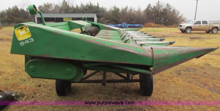 image for item H7264 John Deere 843 corn head