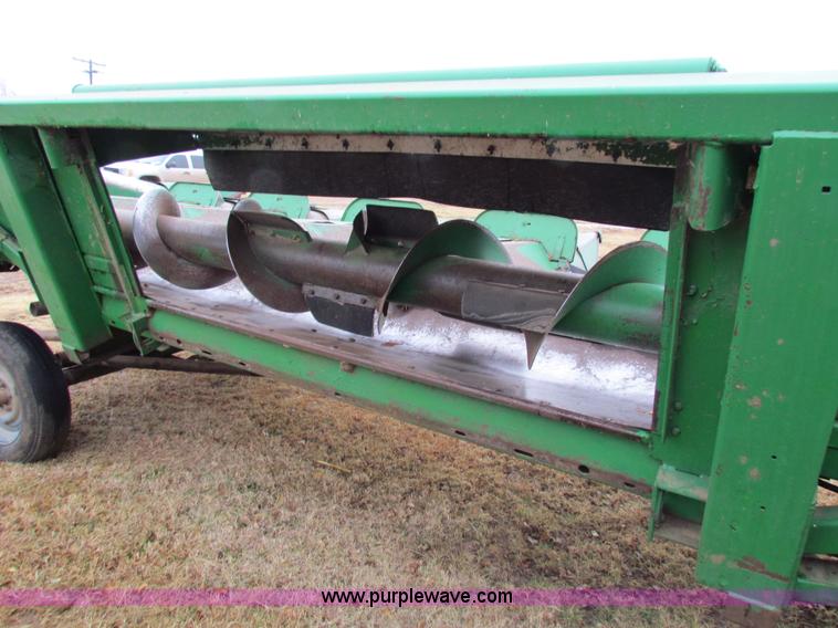 image for item H7264 John Deere 843 corn head