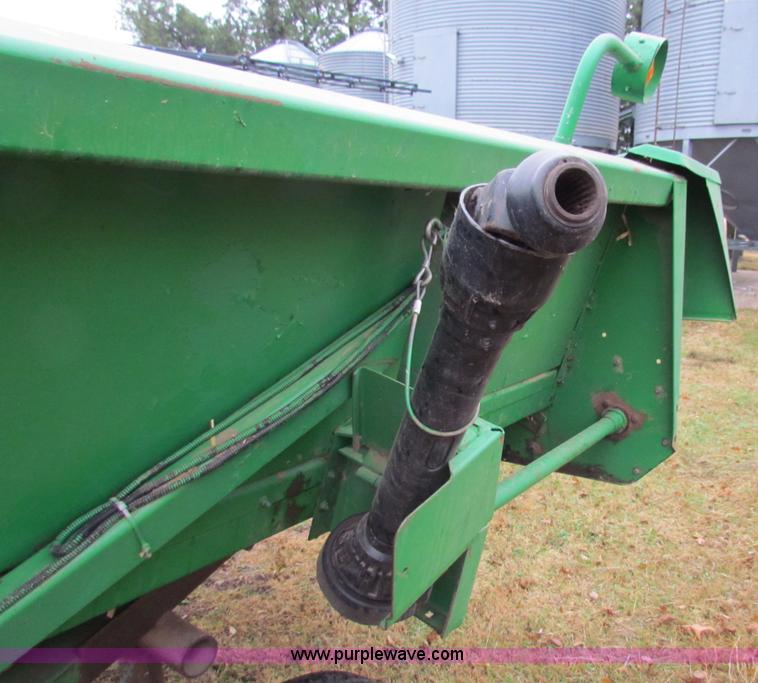 image for item H7264 John Deere 843 corn head