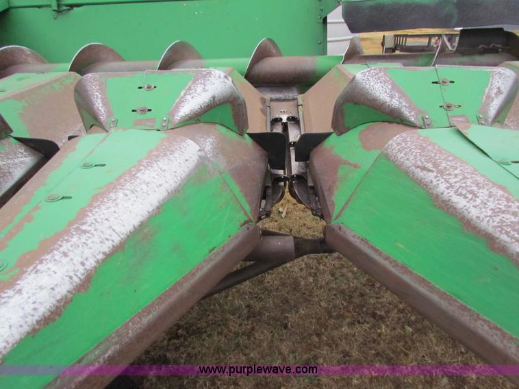 image for item H7264 John Deere 843 corn head