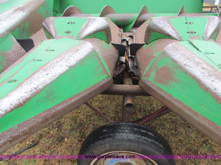 image for item H7264 John Deere 843 corn head
