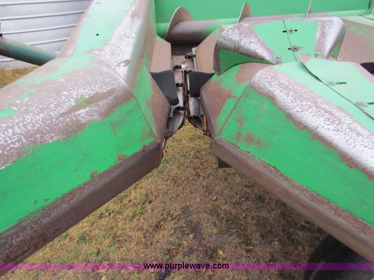 image for item H7264 John Deere 843 corn head