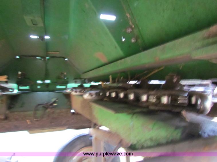 image for item H7264 John Deere 843 corn head