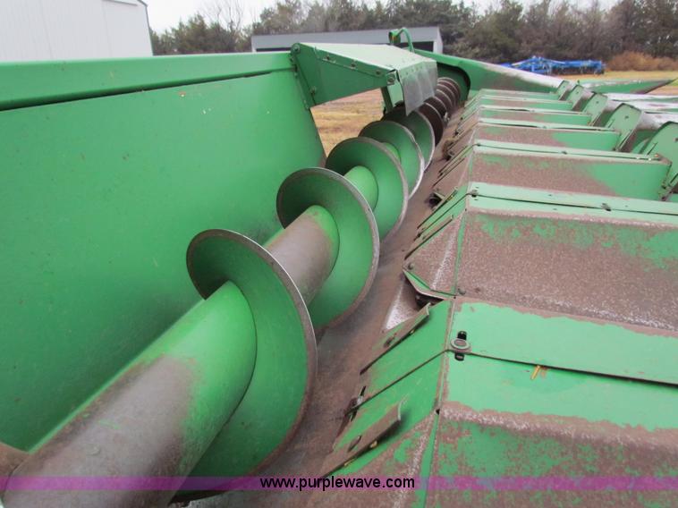 image for item H7264 John Deere 843 corn head