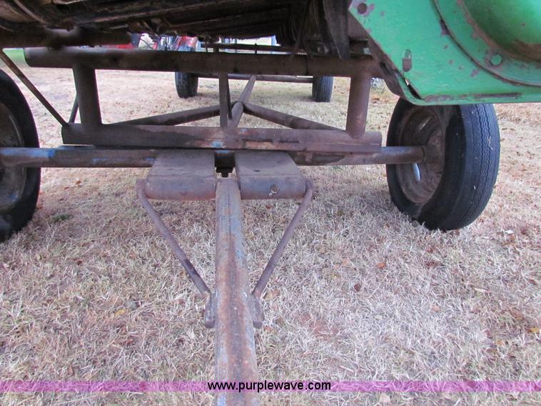 image for item H7264 John Deere 843 corn head